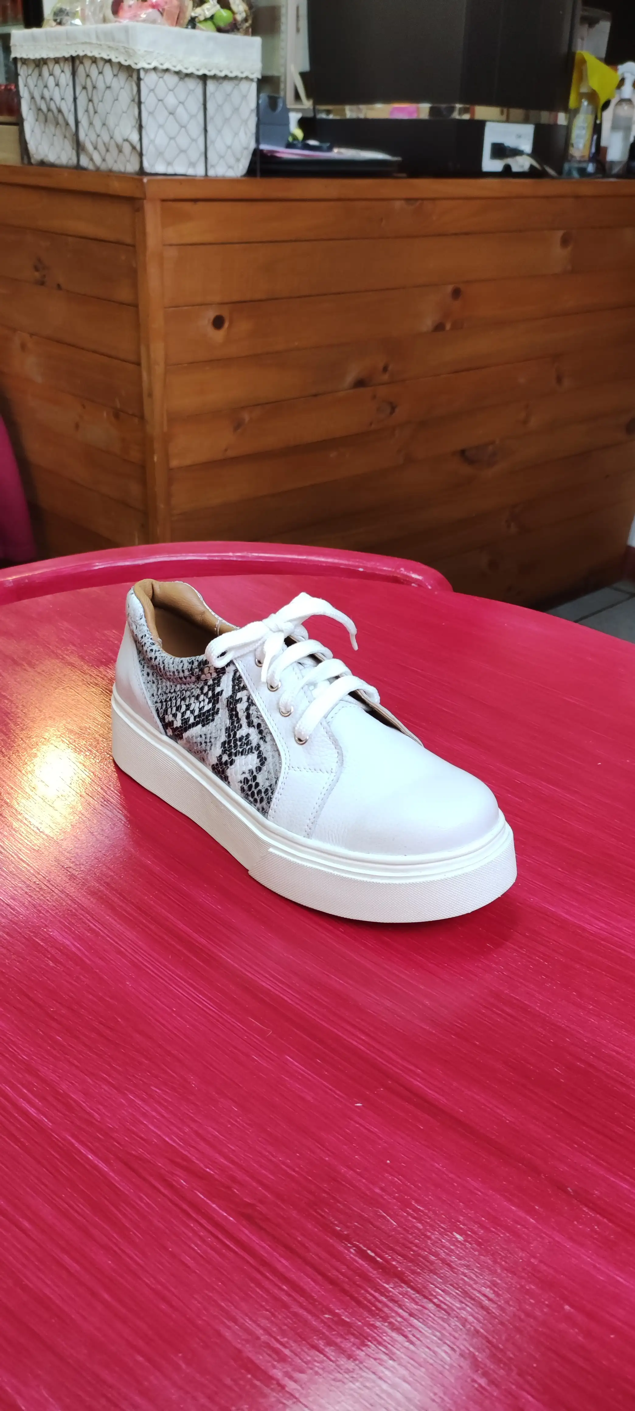 Zapatilla blanca cobra