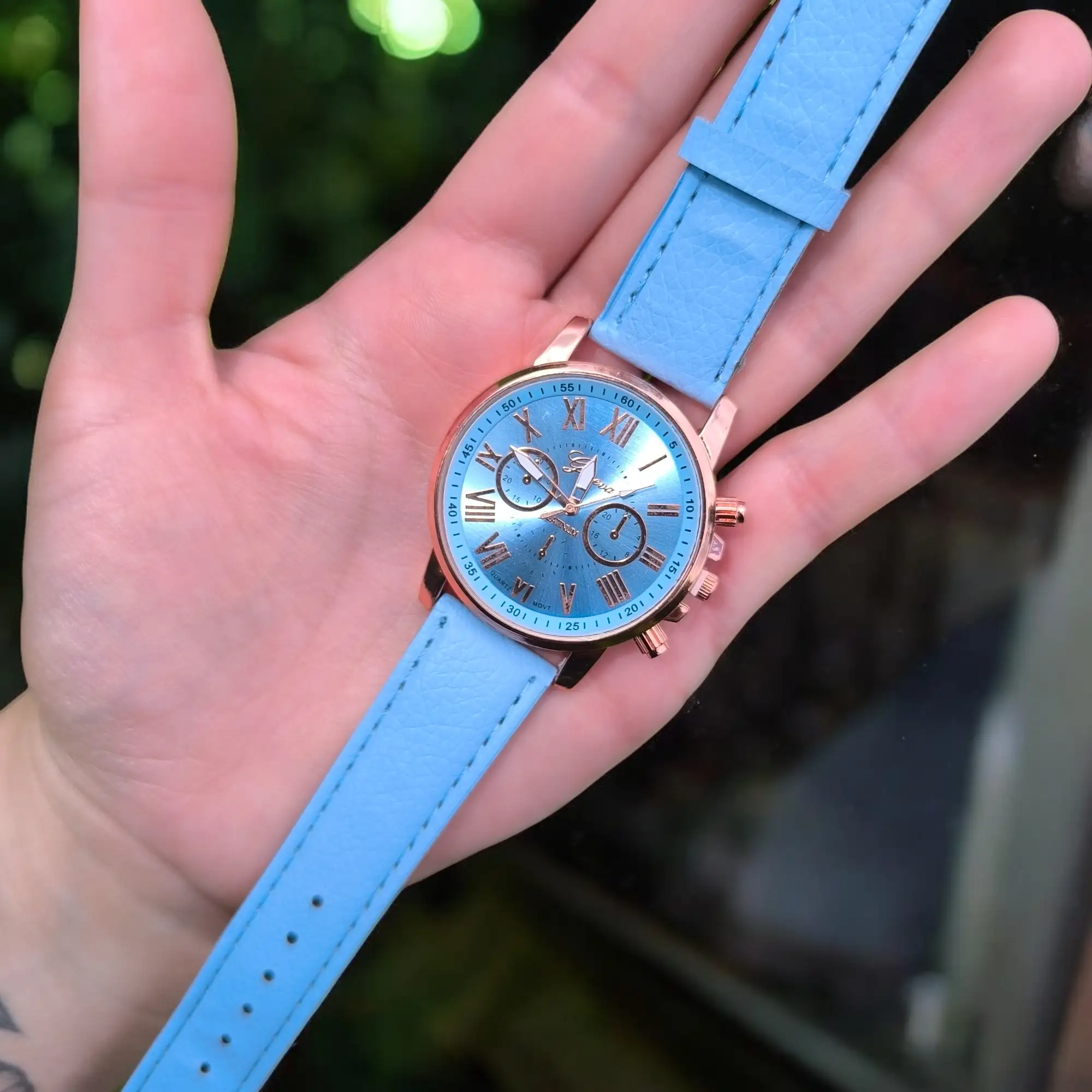 Reloj redondo celeste  2