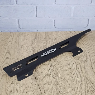 NKD 125 Protector de cadena acero negro logo 3d cromado ML