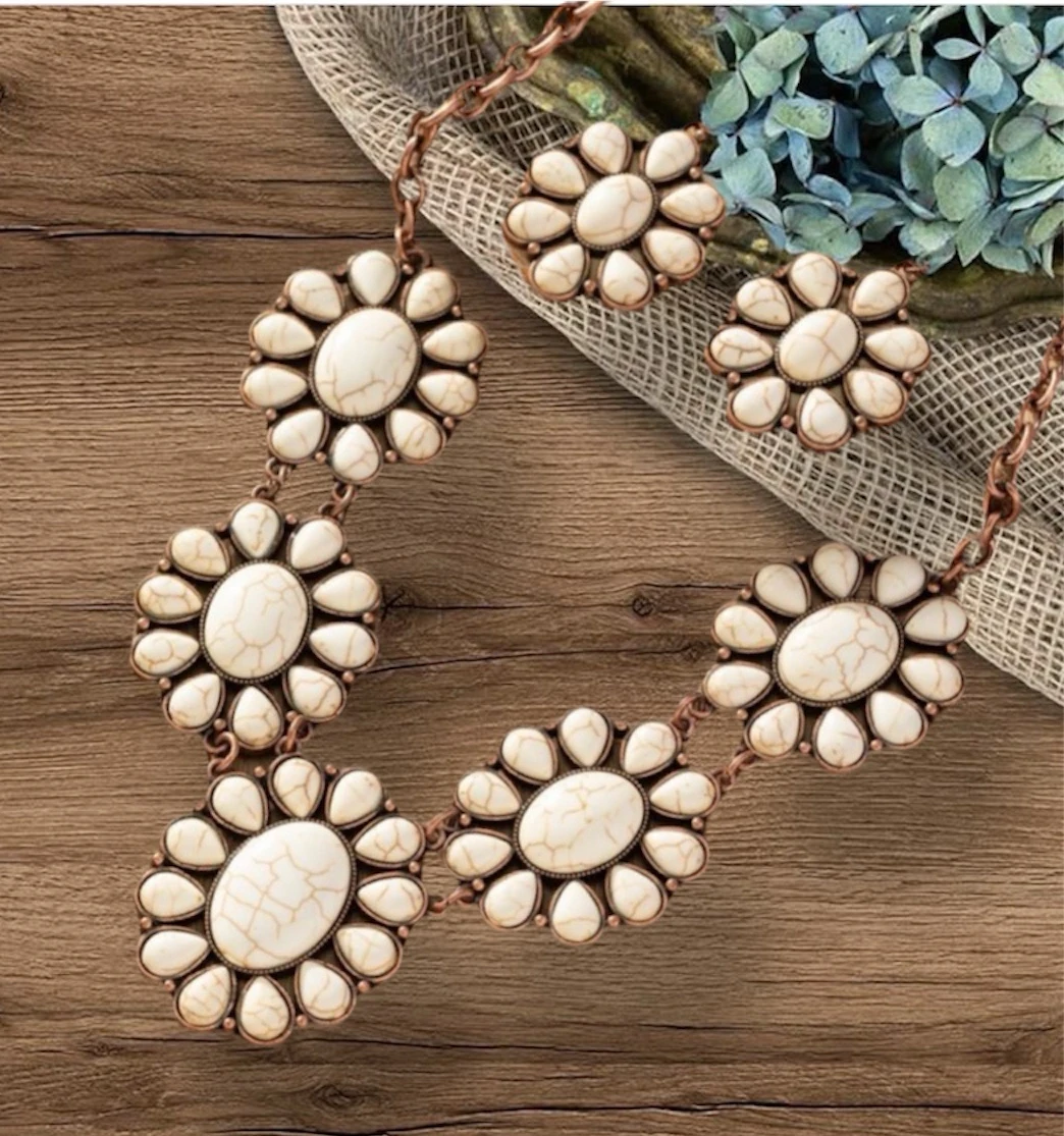 Collar y Pendientes con diseño de Flores