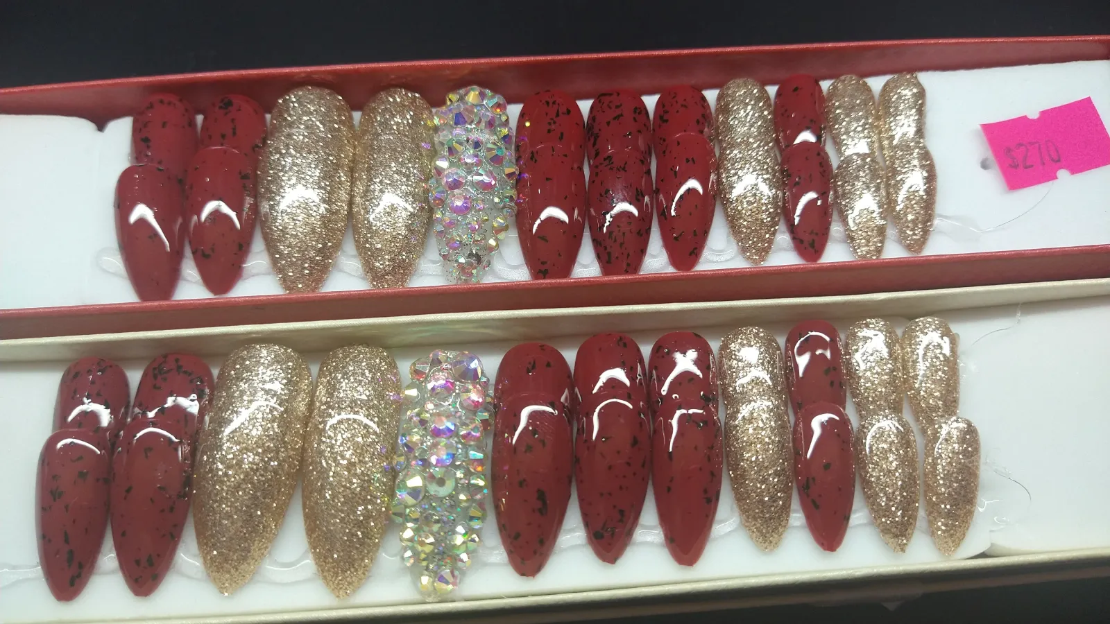 Uñas rojo con dorado