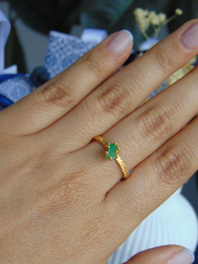 ANILLO BAÑO DE ORO 24K DELGADO TRENZA MURRALLA ESMERALDA 2
