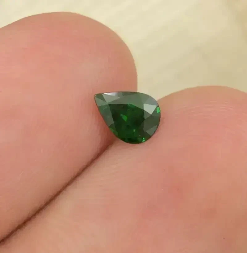 Granate tsavorita verde intenso natural talla gota facetada 3