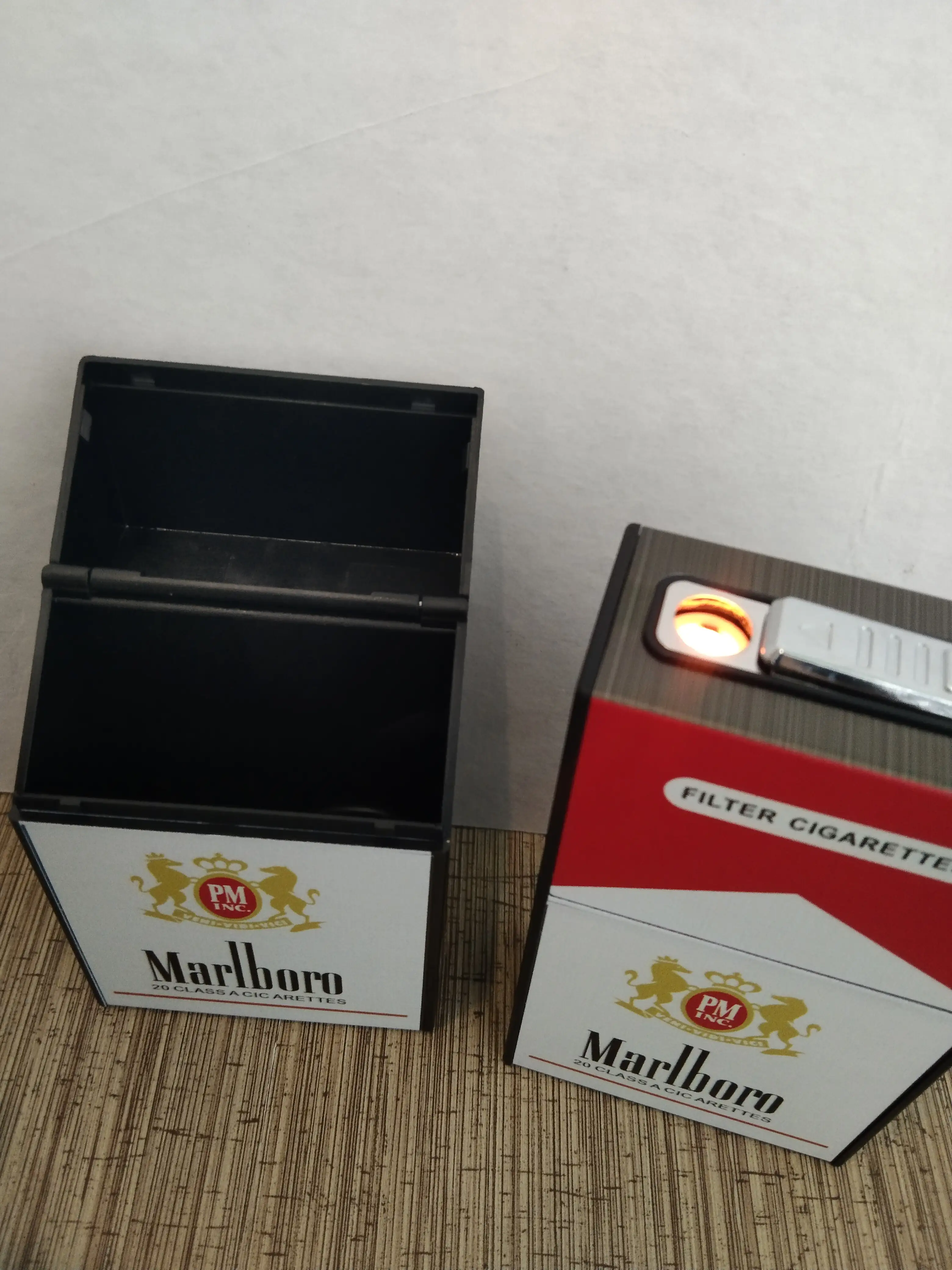 Cigarrera portatil con encendedor electrico 