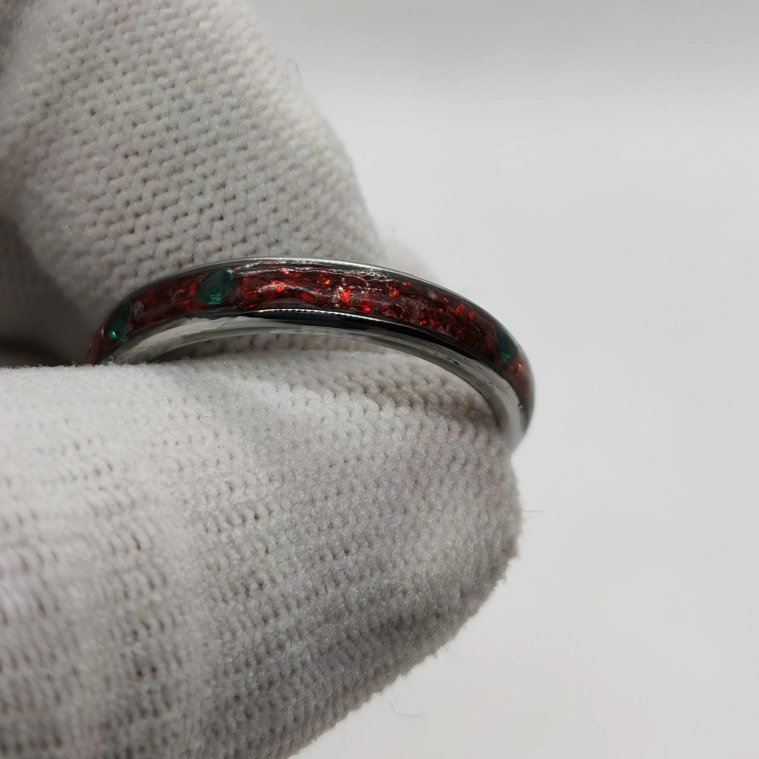 Anillo talla 9.5 de Esmeraldas y Mica Roja. 6