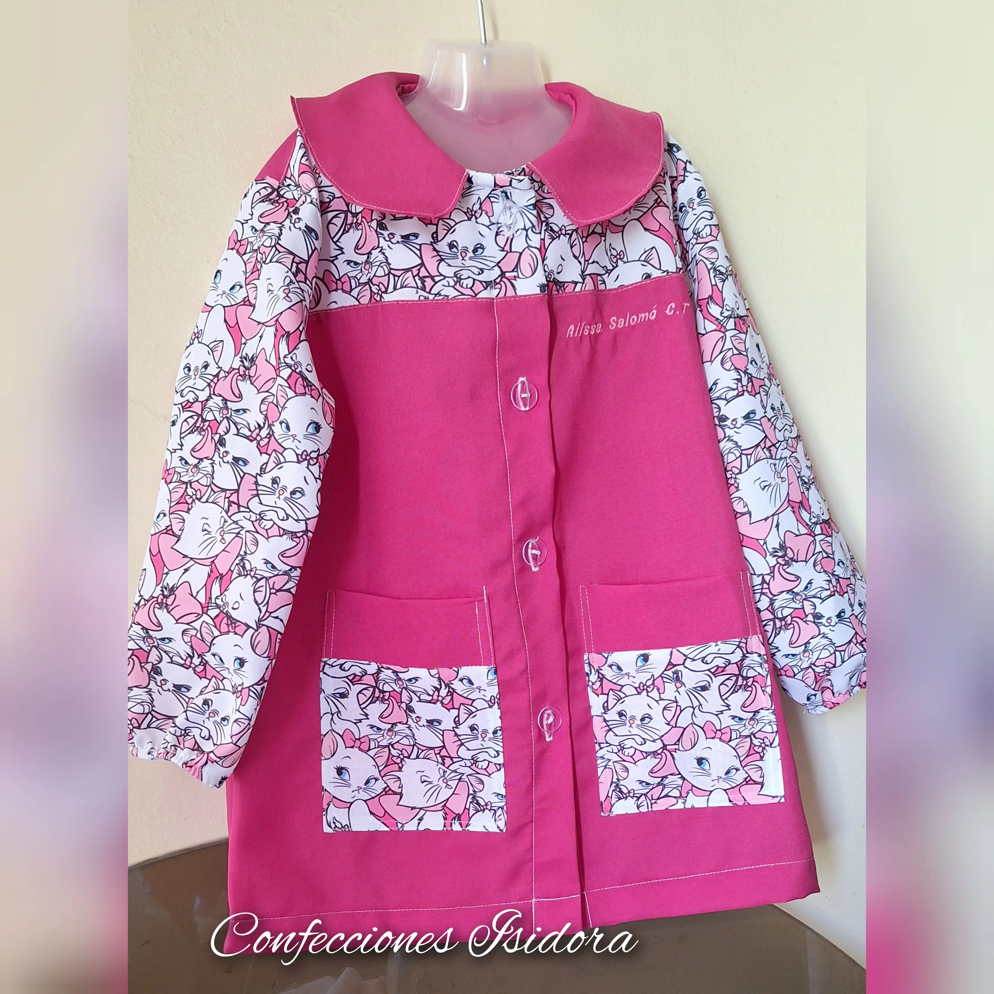 Delantal fuscia ,Gata Marie 2