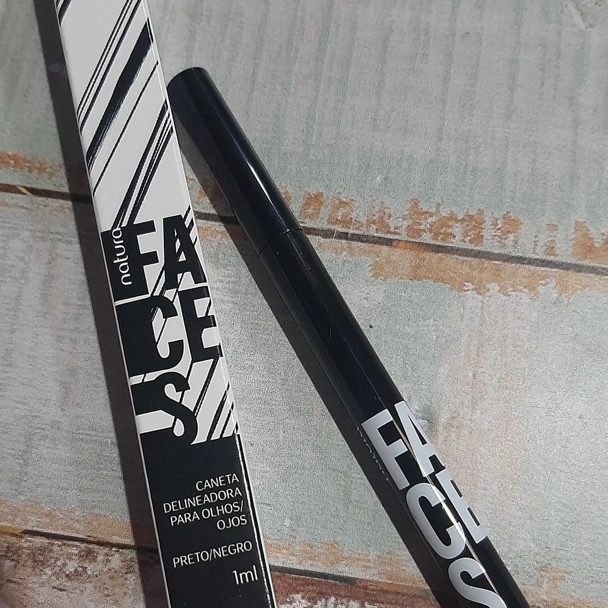 Delineador en fibra para ojos negro - 1 ml