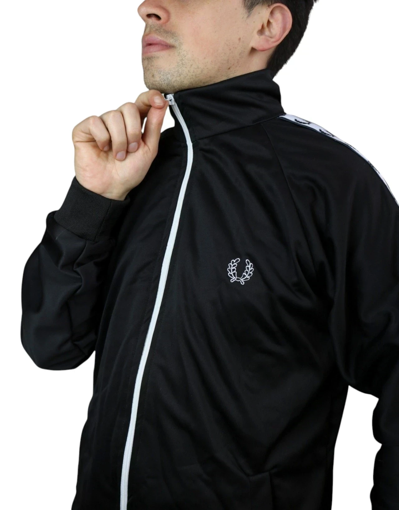 Chaqueta deportiva negra con cinta de laureles 