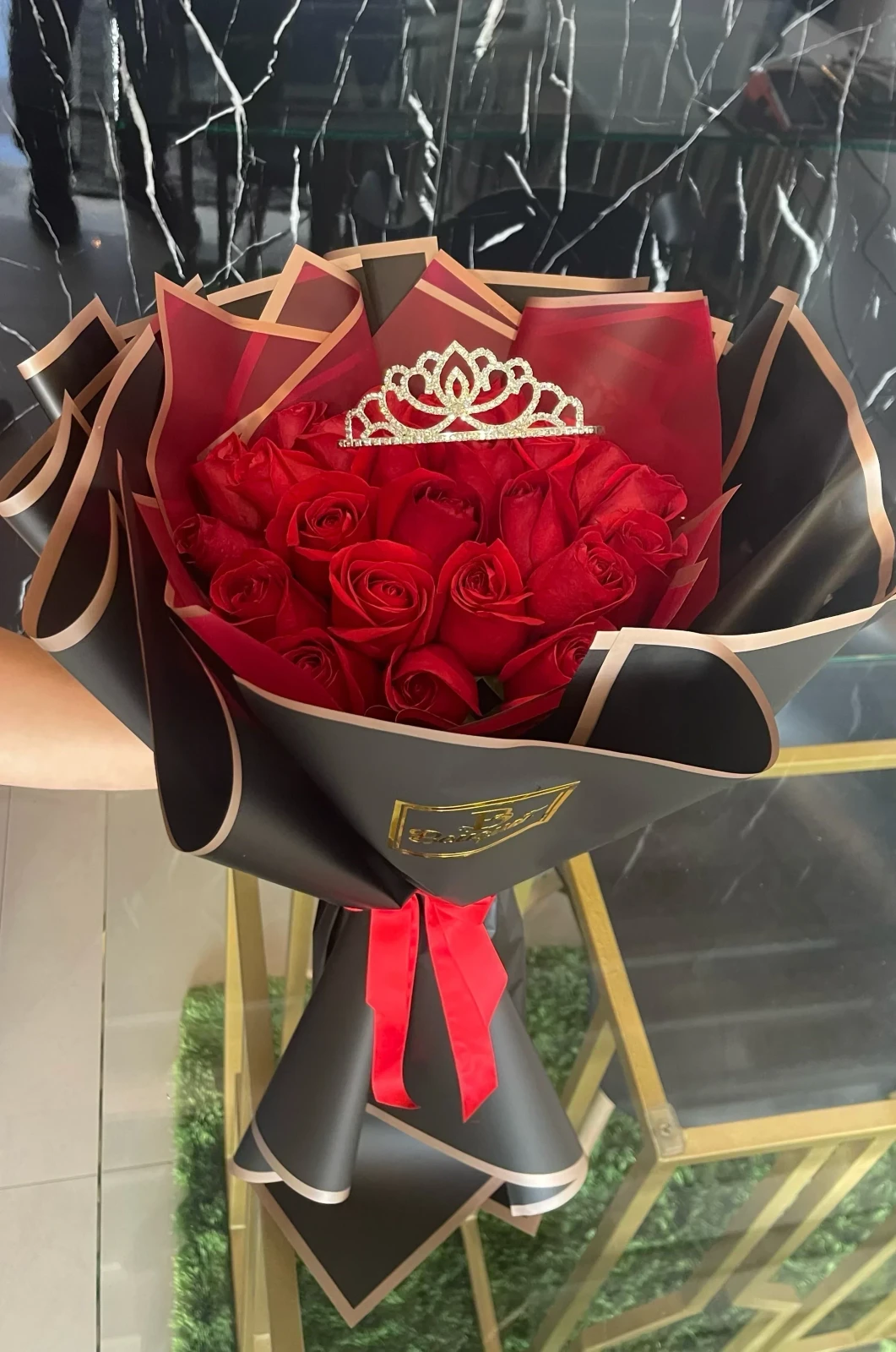 Ramillete redondo con rosas y corona 