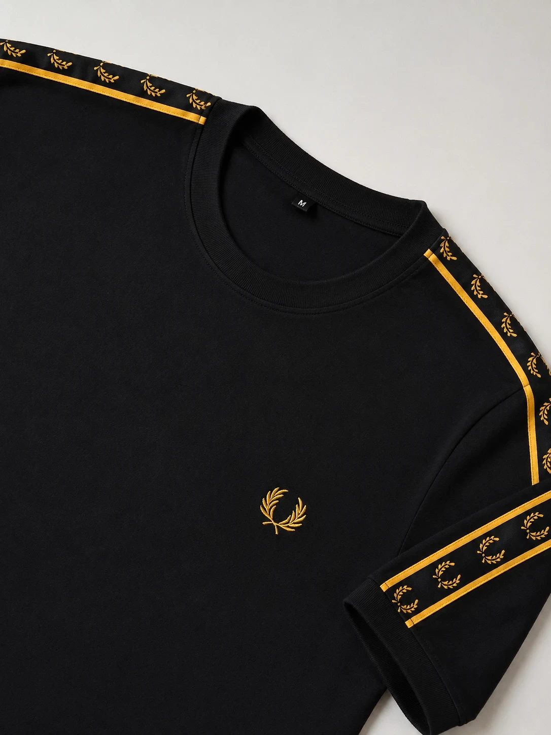 Camiseta negra con dorado