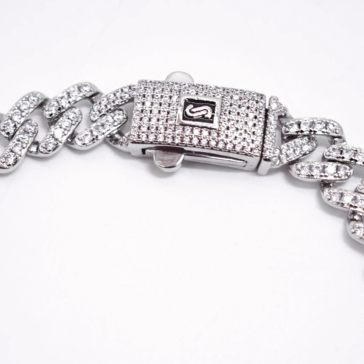 ESCLAVA EN ACERO CON DIAMANTES 3