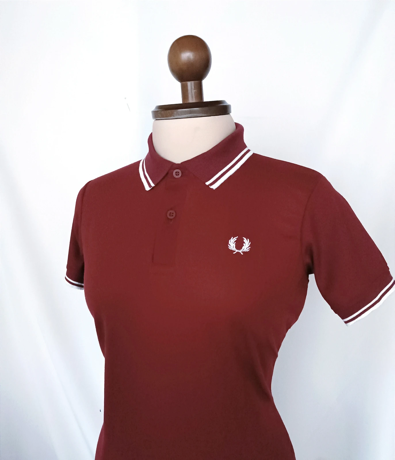 Camisa polo vinotinto con blanco 