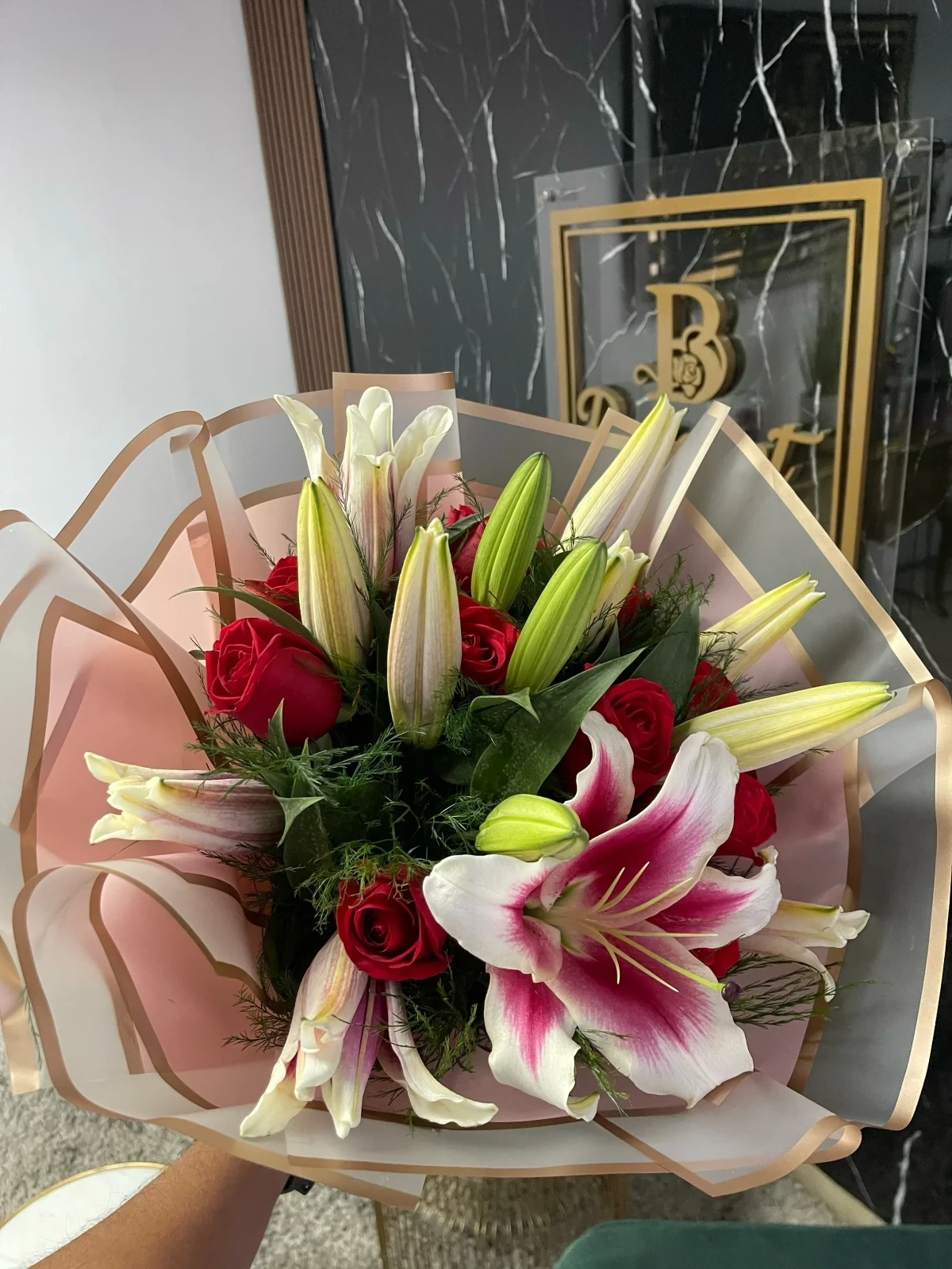 Ramillete con rosas y lirios 2