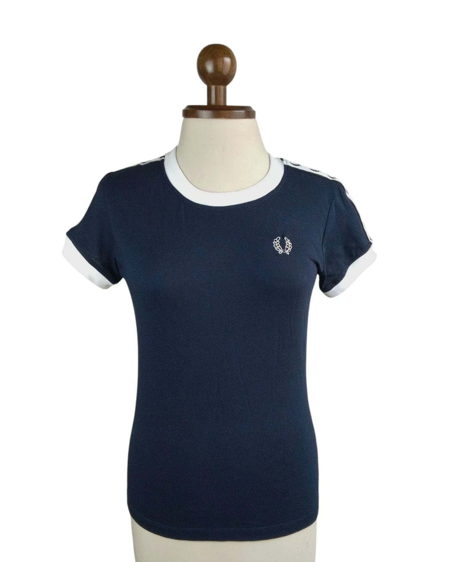 Camiseta azul oscuro con laureles 