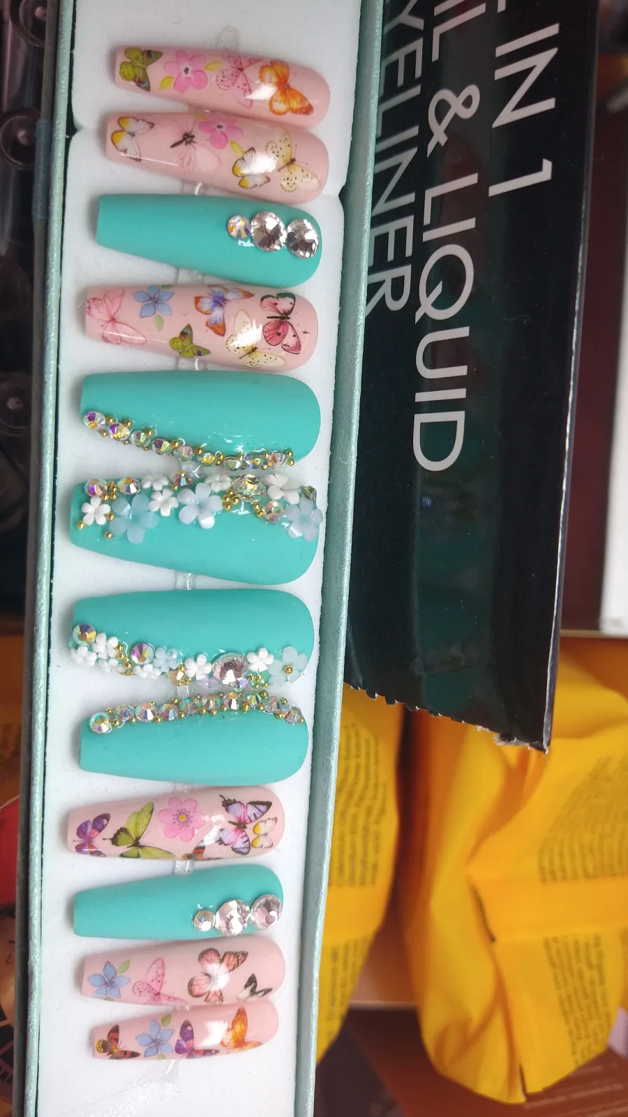 Uñas menta flores largas