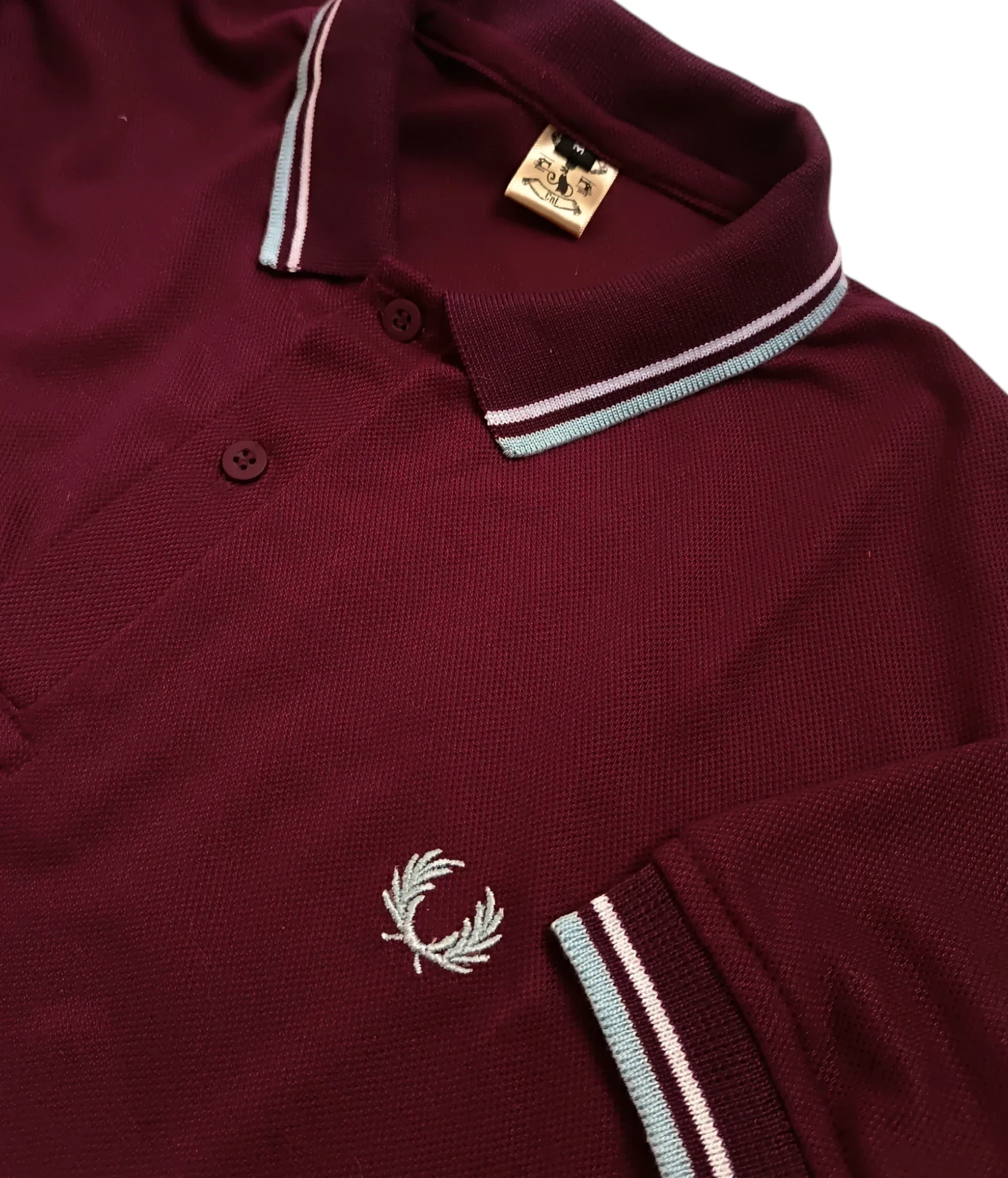 Camisa polo vinotinto con linea blanca y celeste  2