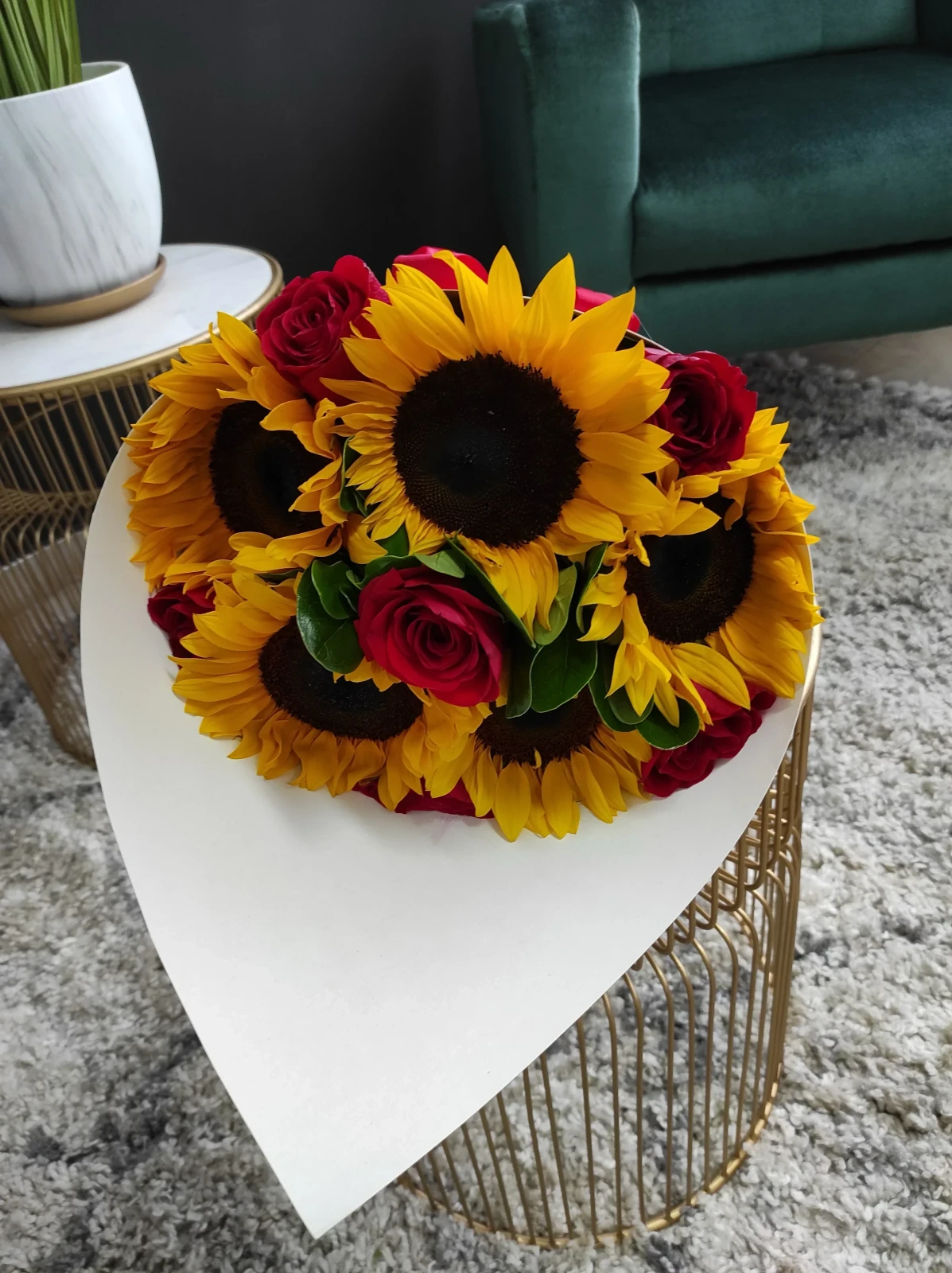 Cono mediano de girasoles y rosas 