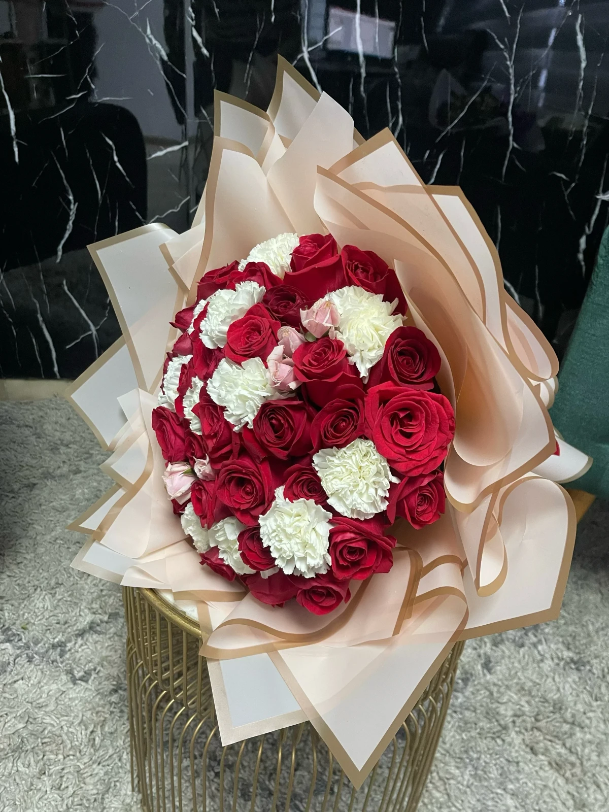 Ramillete grande redondo con rosas y claveles 