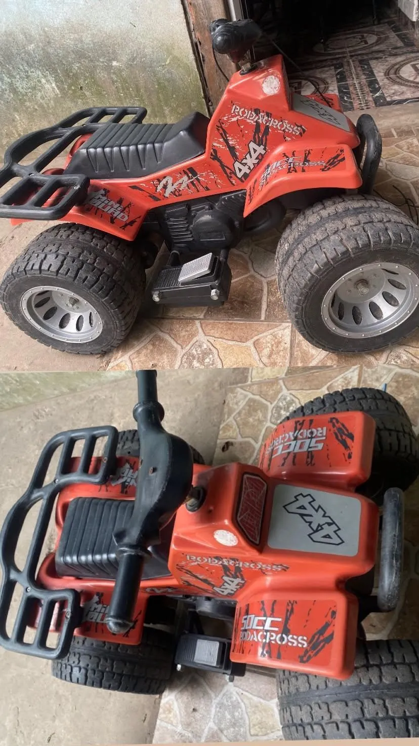 Tengo este cuatri para vender usado anda joya para niños hasta 3 años mas o menos a bateria no tengo cargador