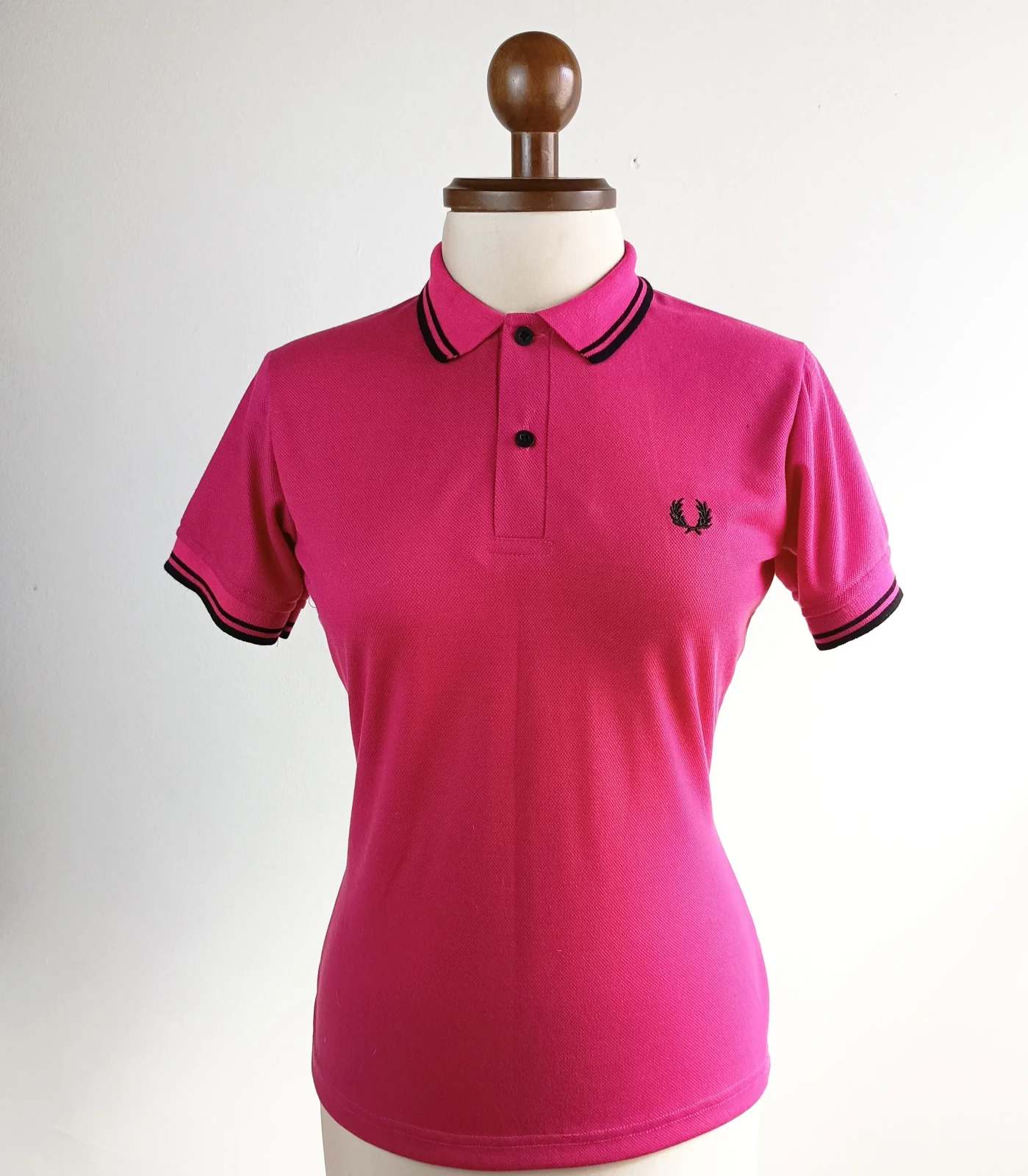 Camisa polo fucsia con negro  2