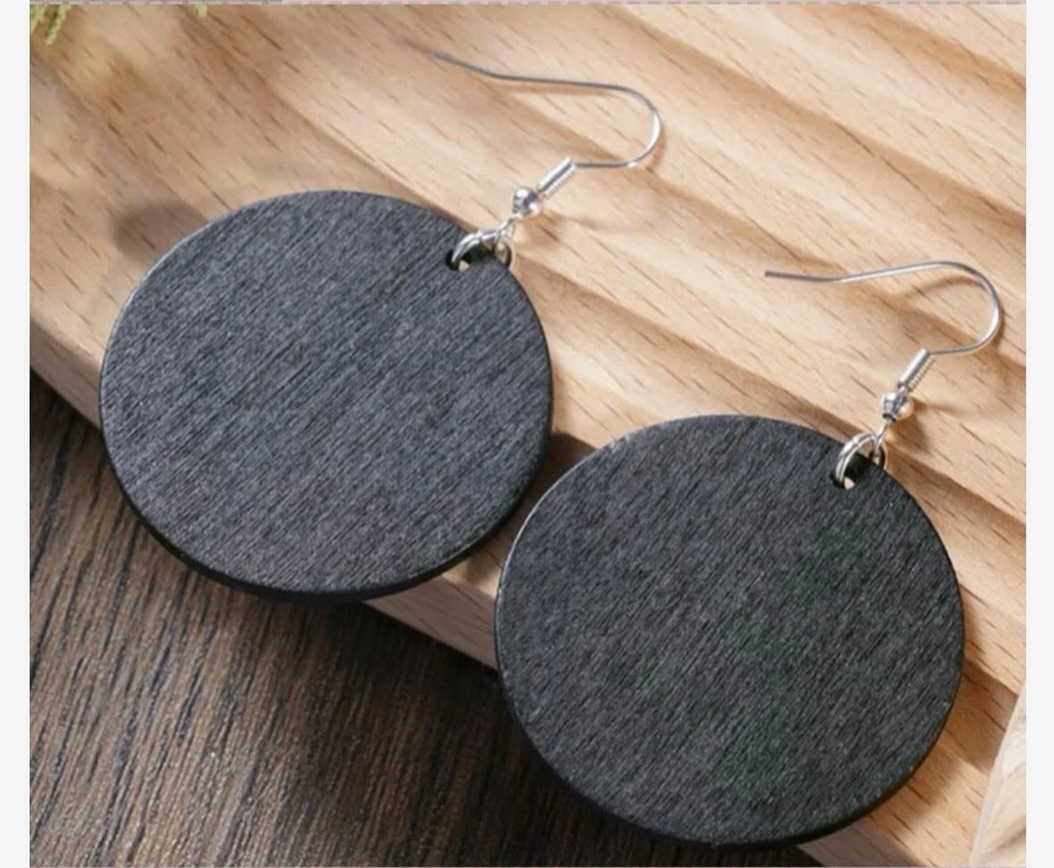 Pendientes con diseño circular en tono negro 
