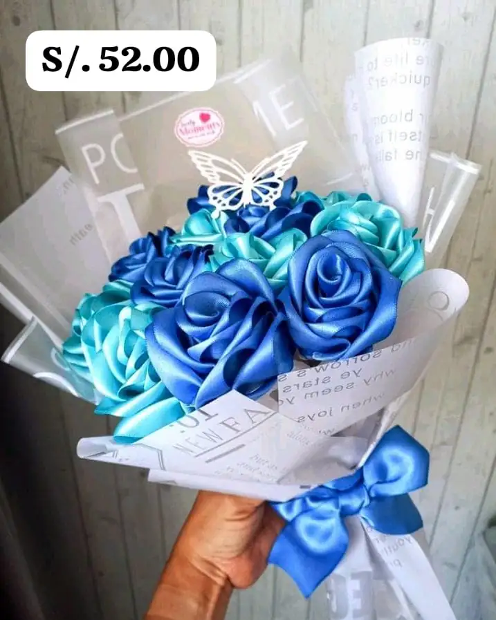 Ramo de rosas eternas azules y celestes