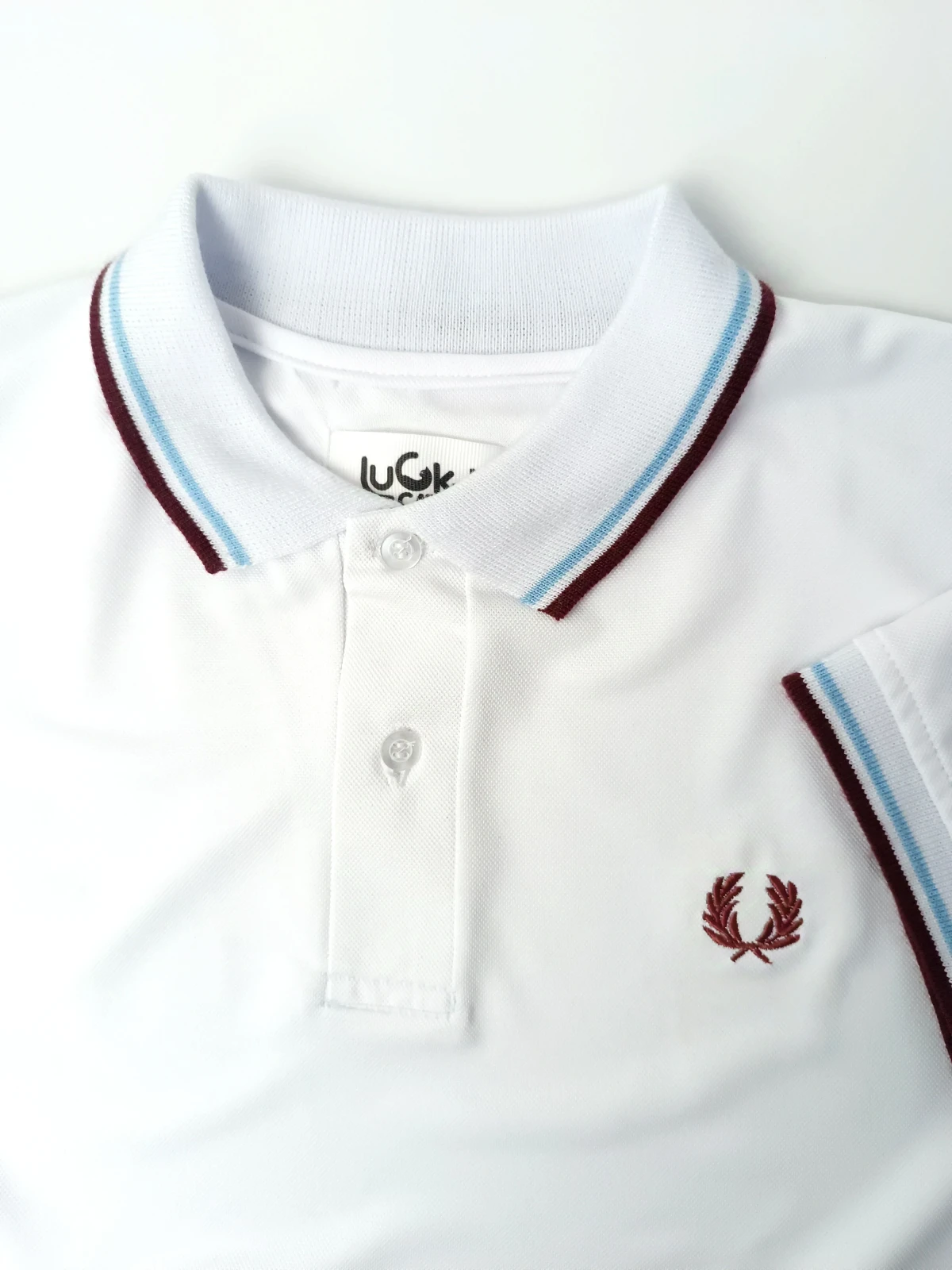 Camisa polo blanca con vinotinto y azul 