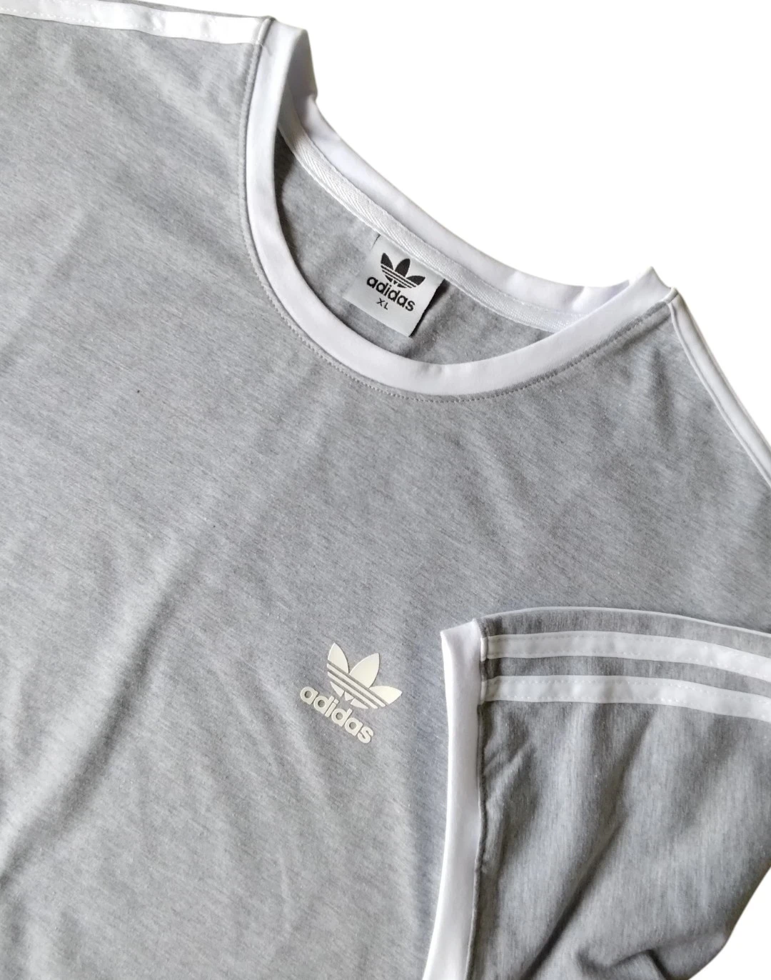 Camiseta gris claro adidas