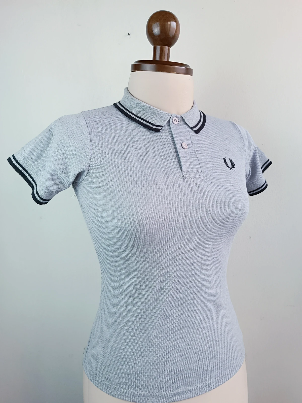 Polo gris con negro 