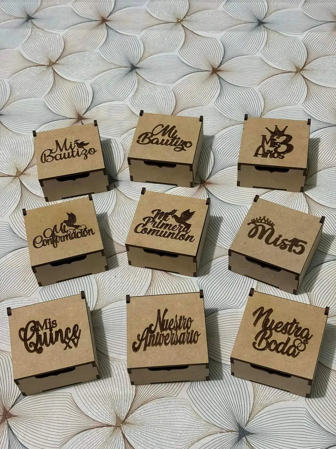 Caja para recuerdo 10cm x 10 x 4 cm con corte laser  4