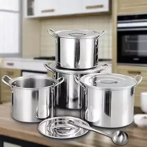 Juego de ollas con sus tapas 3