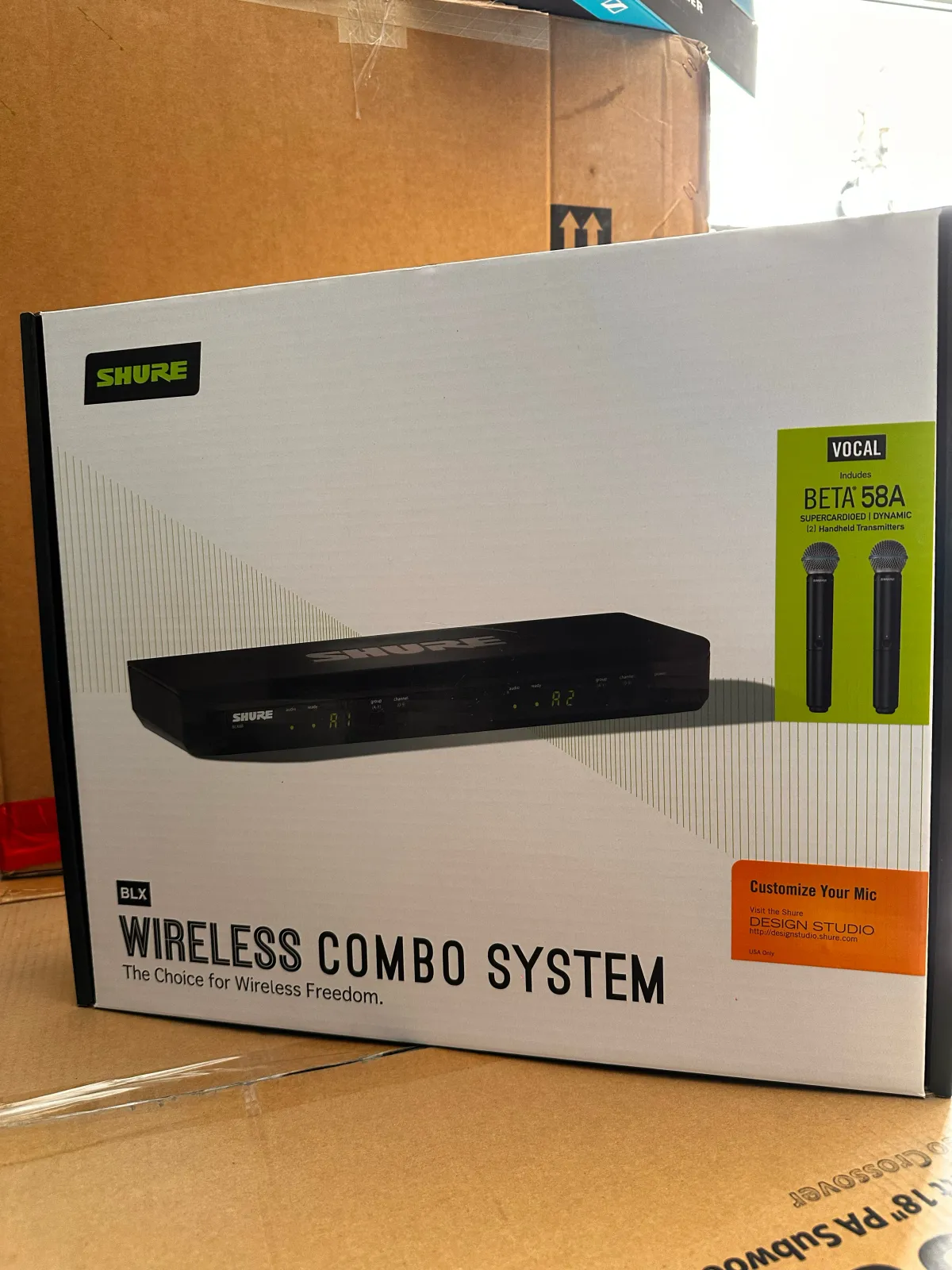 Shure BLX288/B58 PRECIO: 3300Bs Un sistema inalámbrico dual que incluye el receptor BLX88 y dos transmisores de mano BLX2 con cápsulas de micrófono Beta 58A integradas. Es conocido por combinar un sonido de calidad profesional con una configuración sencilla.  Características Principales Calidad de Audio Superior: Ofrece el legendario sonido Shure con claridad profesional y fiabilidad para voces en vivo, discursos o karaoke. Facilidad de Uso: Cuenta con la función "QuickScan" de un solo toque, que localiza rápidamente la mejor frecuencia abierta para evitar interferencias, lo que facilita la configuración. Alcance y Batería: Proporciona un rango de operación de hasta 100 metros (300 pies) y los transmisores funcionan hasta 14 horas continuas con dos pilas AA (incluidas). Construcción Robusta: Los micrófonos Beta 58A están diseñados con una rejilla de malla de acero endurecido y un sistema antigolpes neumático avanzado que minimiza el ruido de manejo y resiste el uso rudo. Patrón Polar Supercardioide: La cápsula Beta 58A tiene un patrón supercardioide uniforme que aísla la fuente de sonido principal y rechaza eficazmente el sonido fuera del eje, proporcionando una alta ganancia antes de la retroalimentación.  4