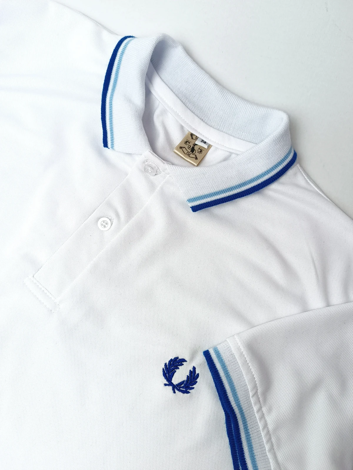 Polo blanco con lineas azules 