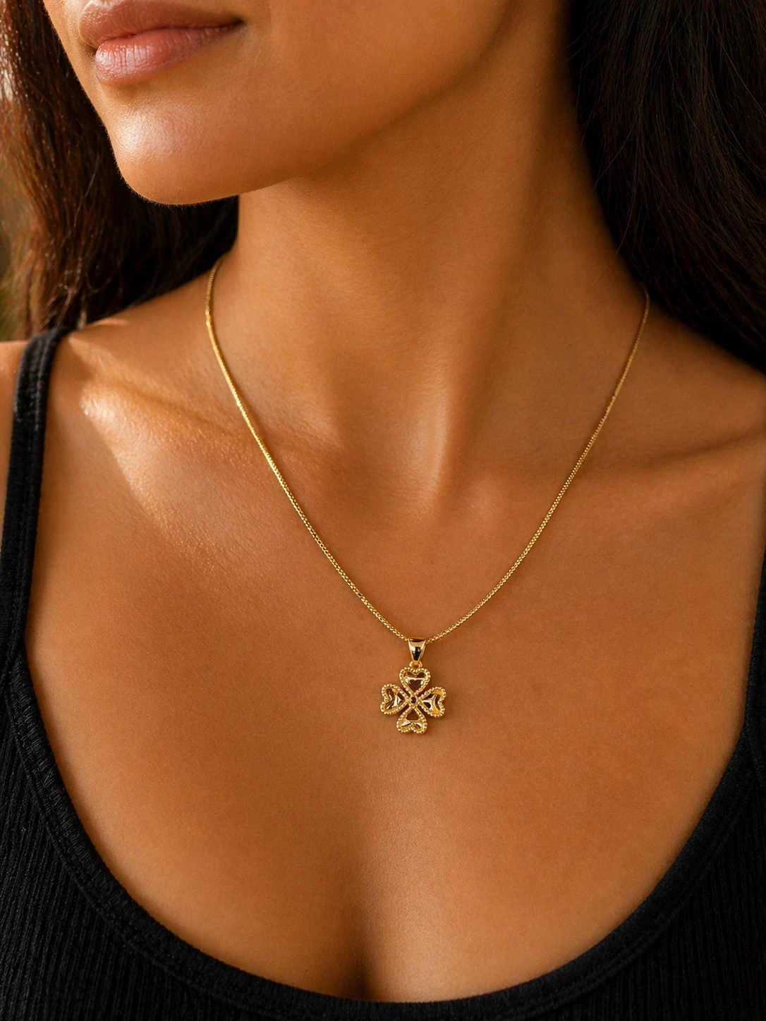 Collar trebol en oro laminado 