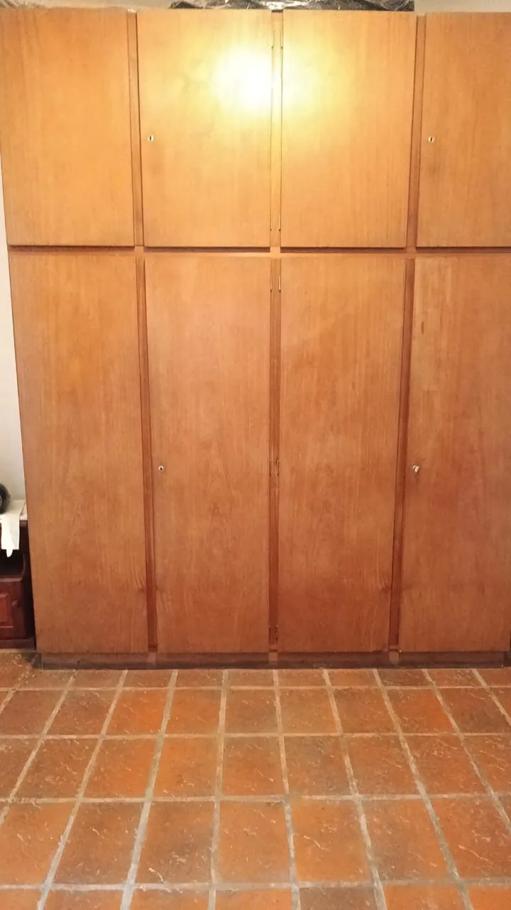 250 alto x 55 de fondox 2 mts de ancho. Son 2 cuepos de la parte de arriba. Enchapado de cedro