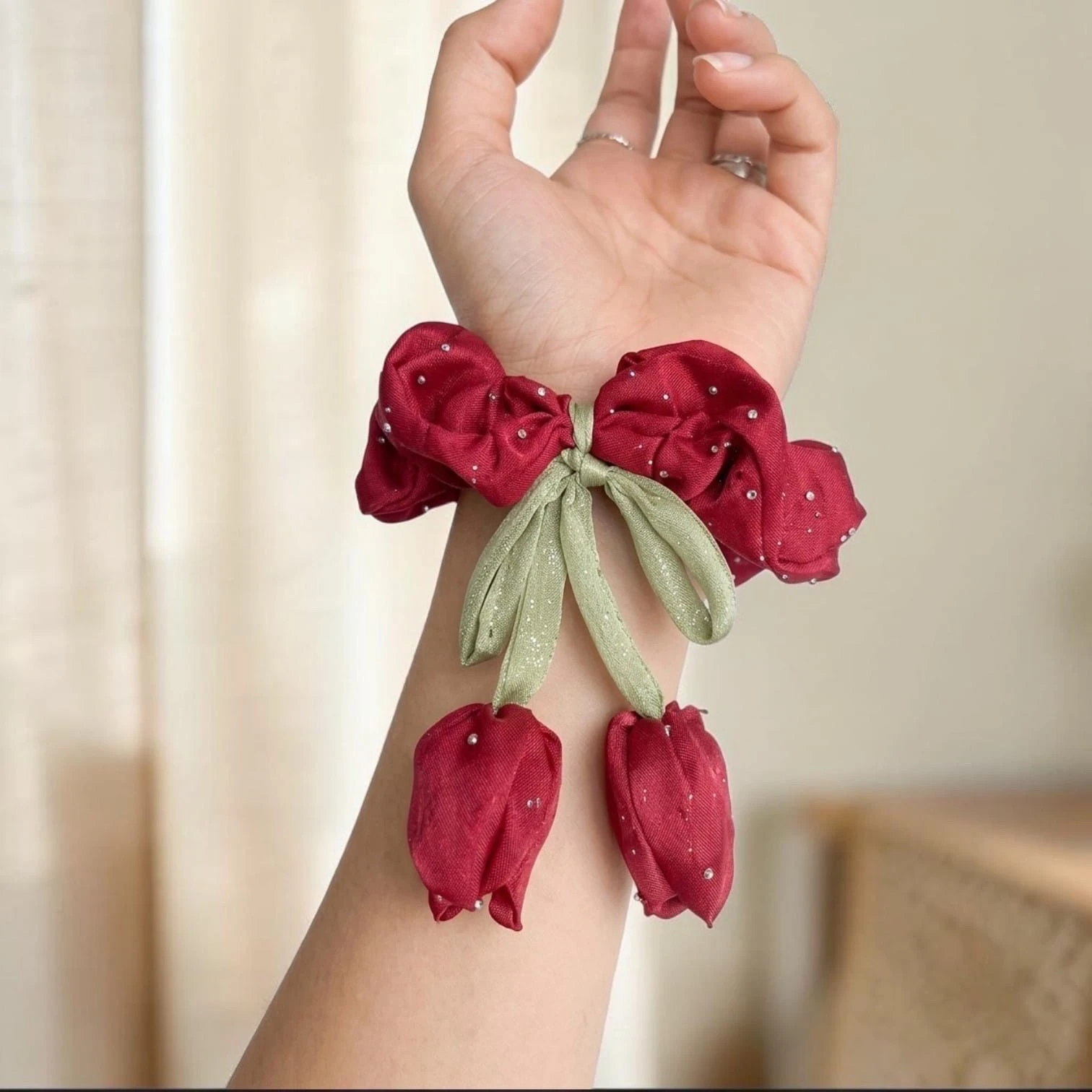 🌸 Set de Docena de Scrunchies Elegantes con Perlas y Moño de Hoja 2