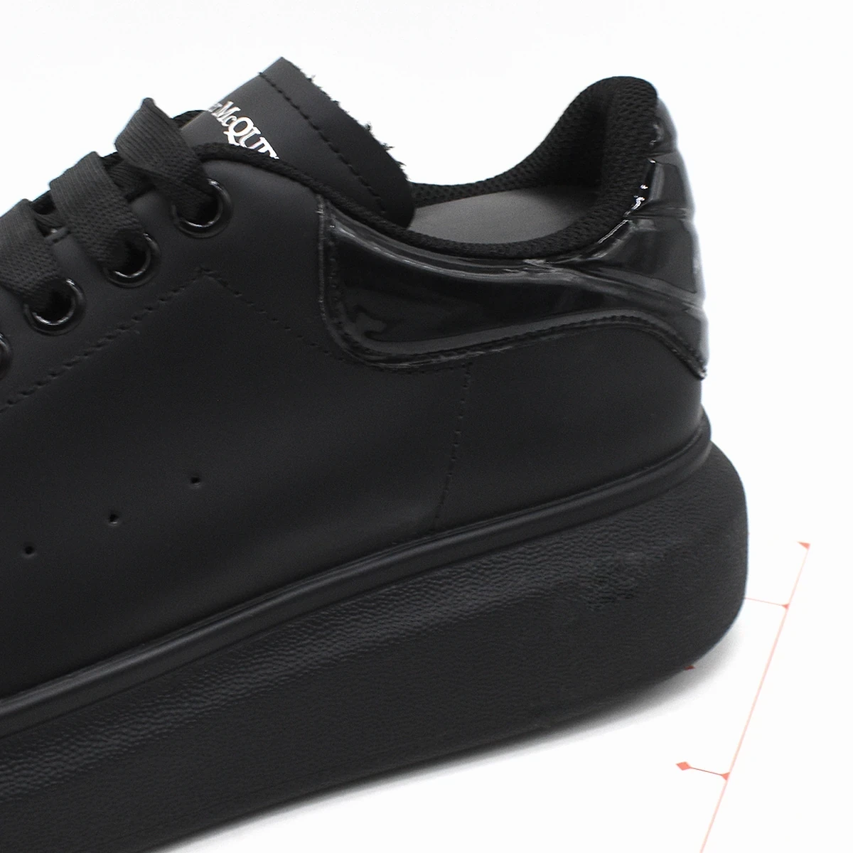 Alexander McQueen Oversized en negro 5