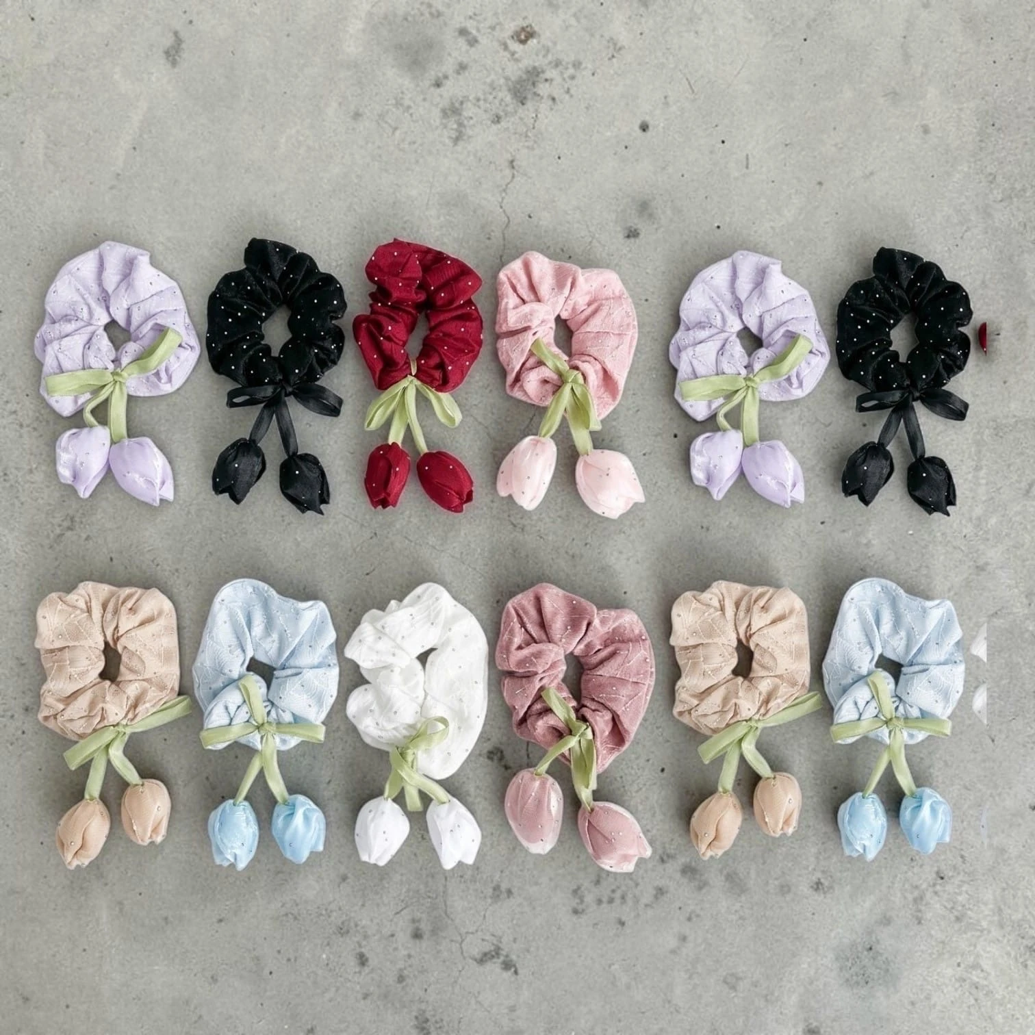 🌸 Set de Docena de Scrunchies Elegantes con Perlas y Moño de Hoja 4