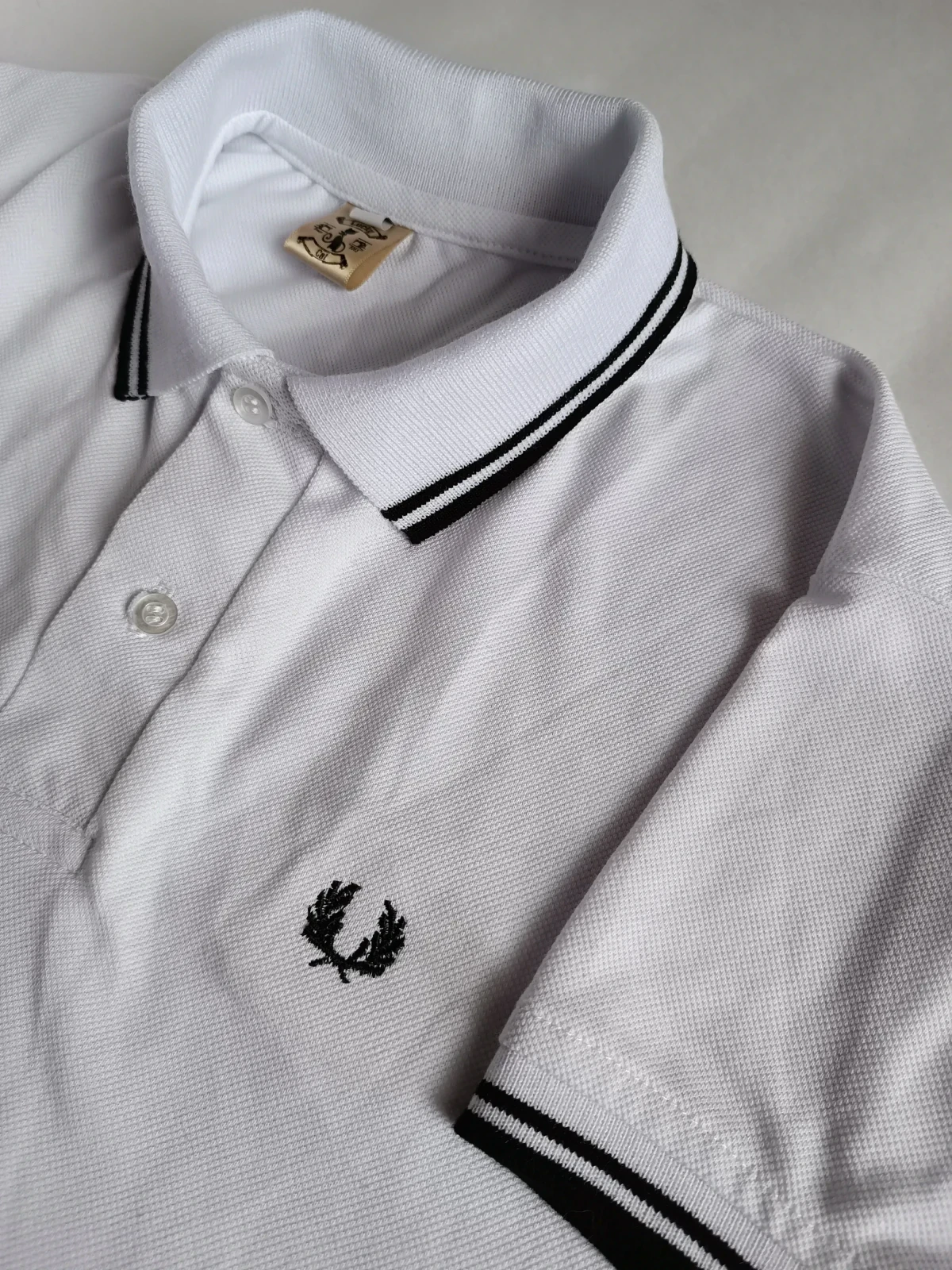 Camisa polo blanca con linea negra  2