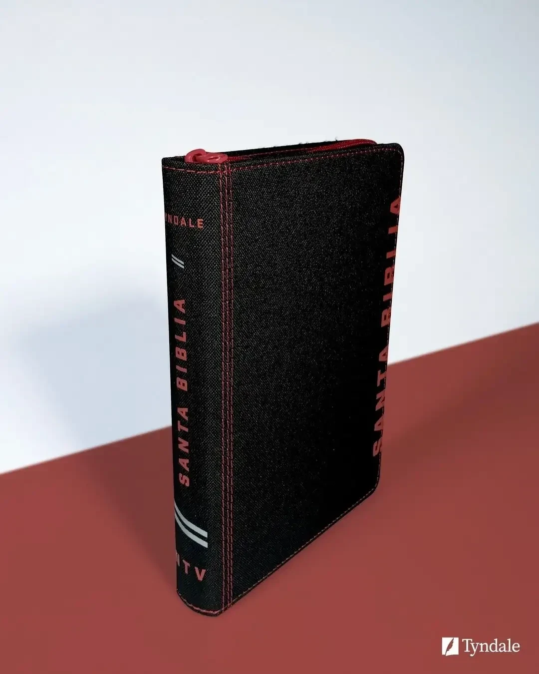 Biblia NTV compacta imit piel negro carmesi 2