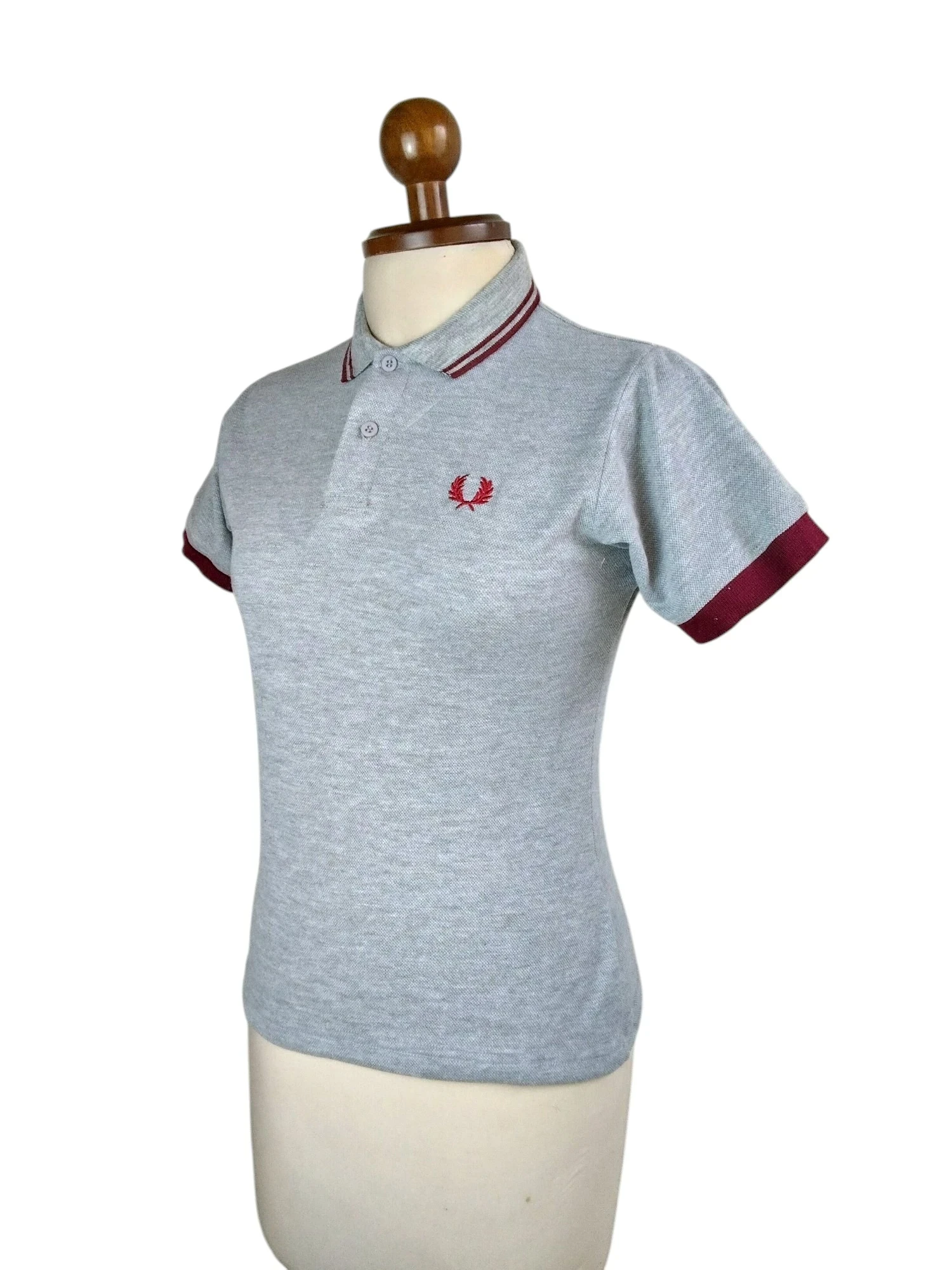 Polo gris perla con vinotinto  2