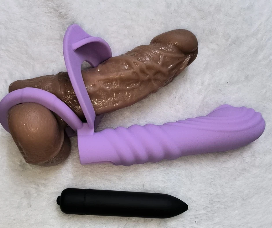 Anillo con Dildo para Doble Penetración 