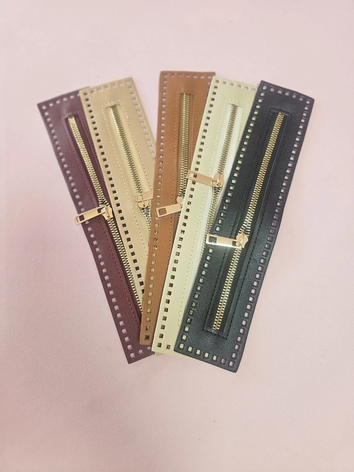 ZIPPER CON HOJALES