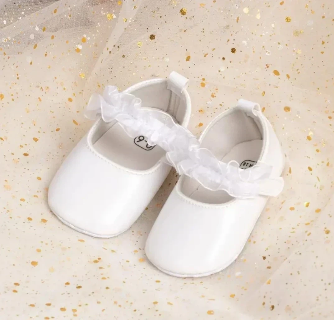 ZAPATITOS BLANCOS FLORES 