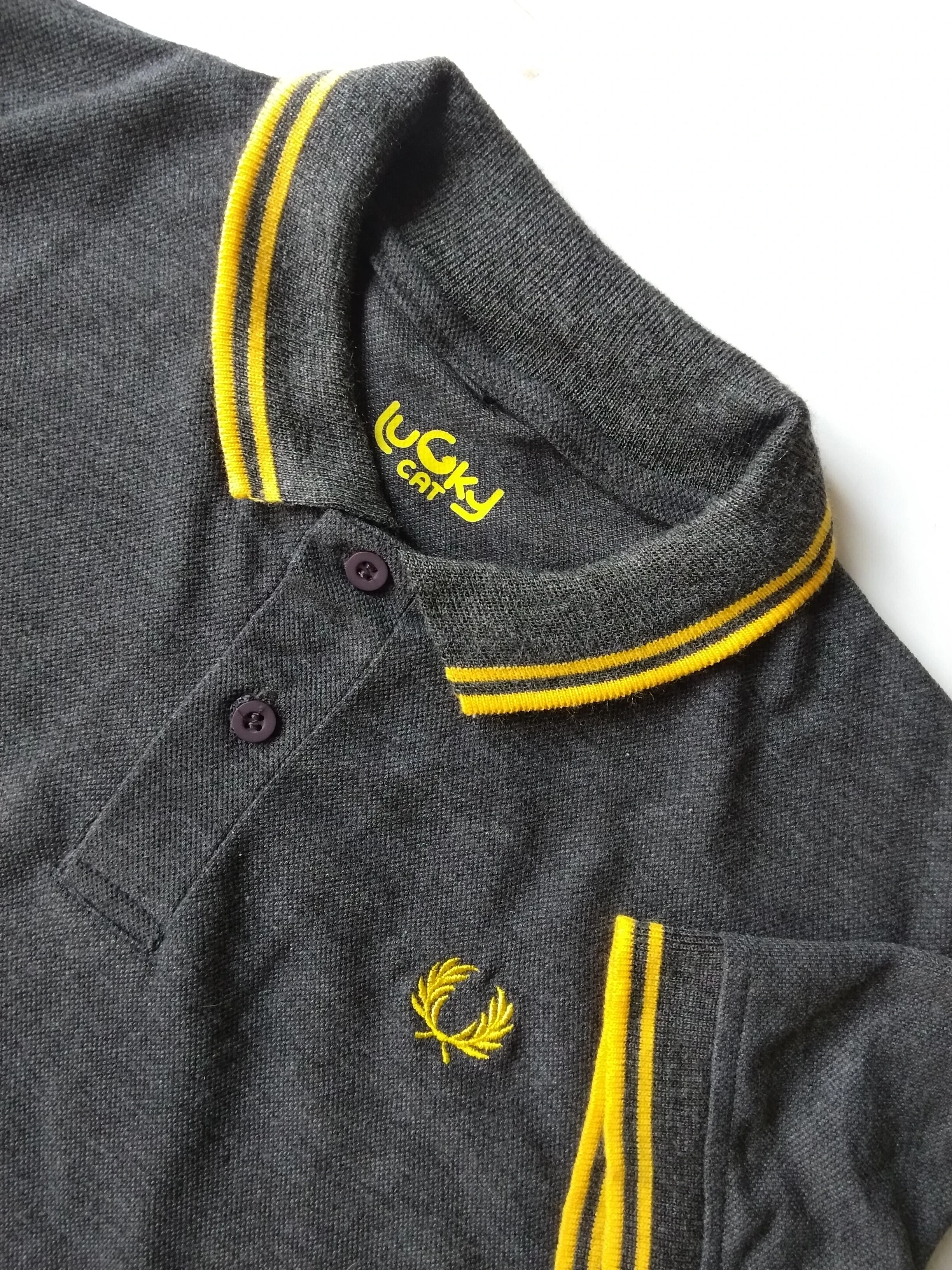 Camisa polo gris oscuro con amarillo 