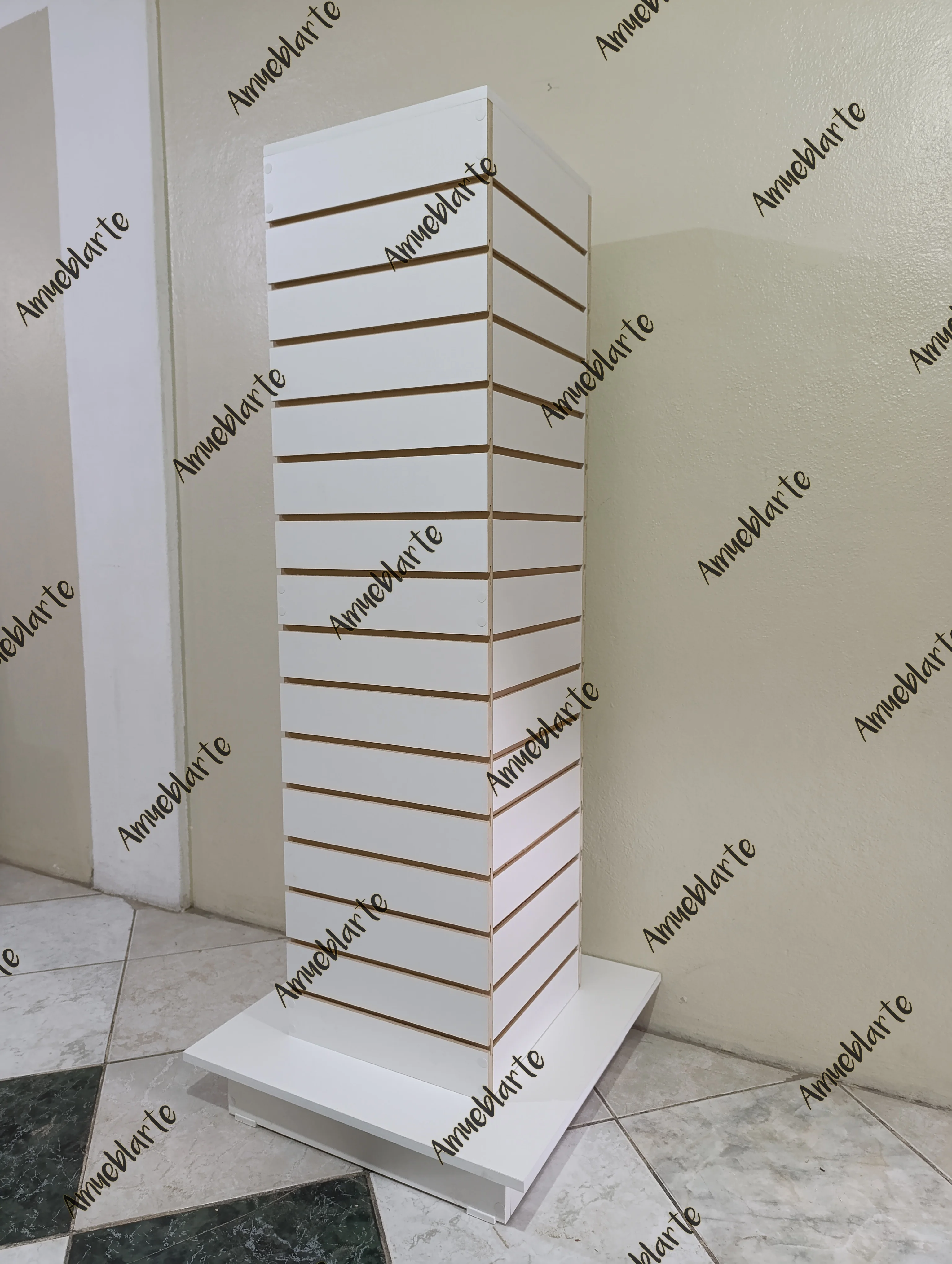 Torre 4 caras de panel ranurado 