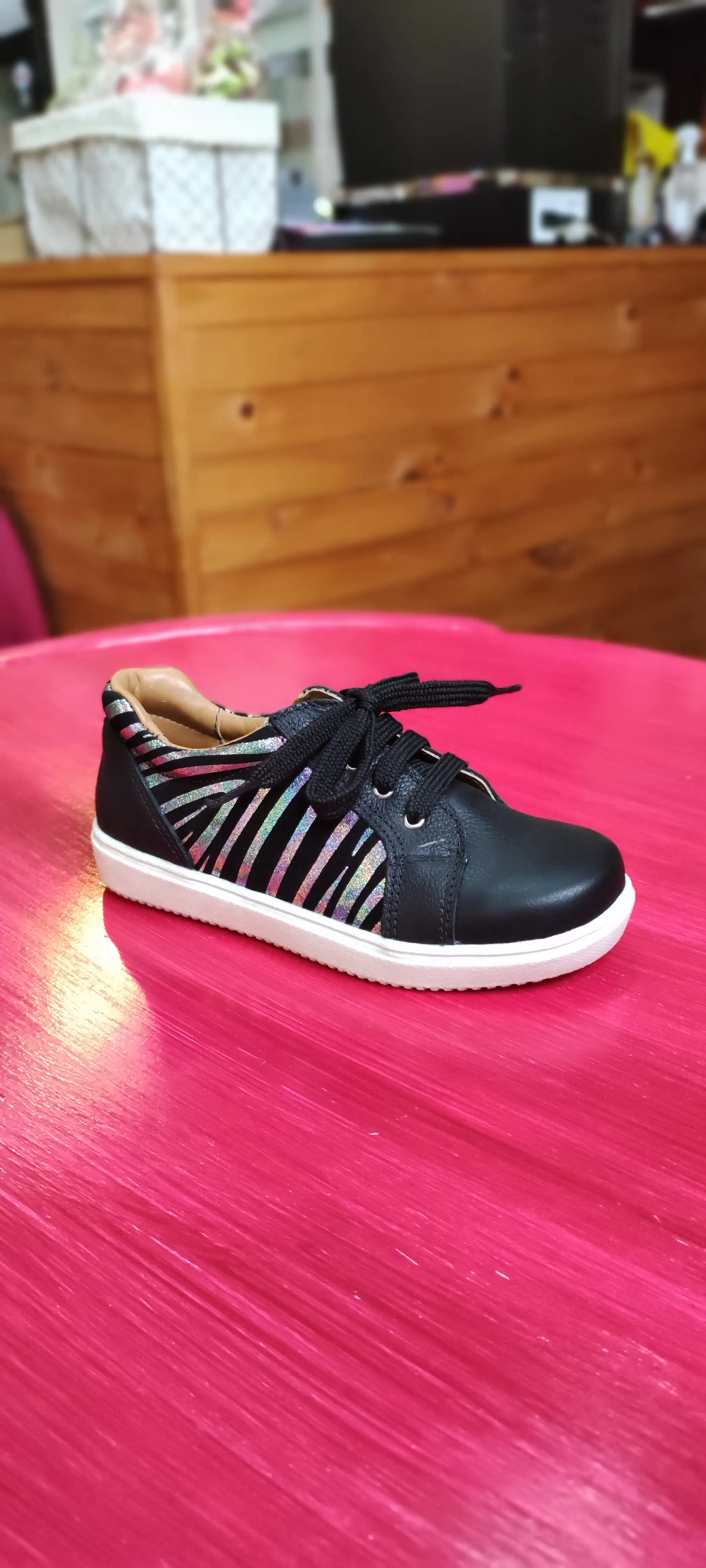 Zapatilla negra cebra