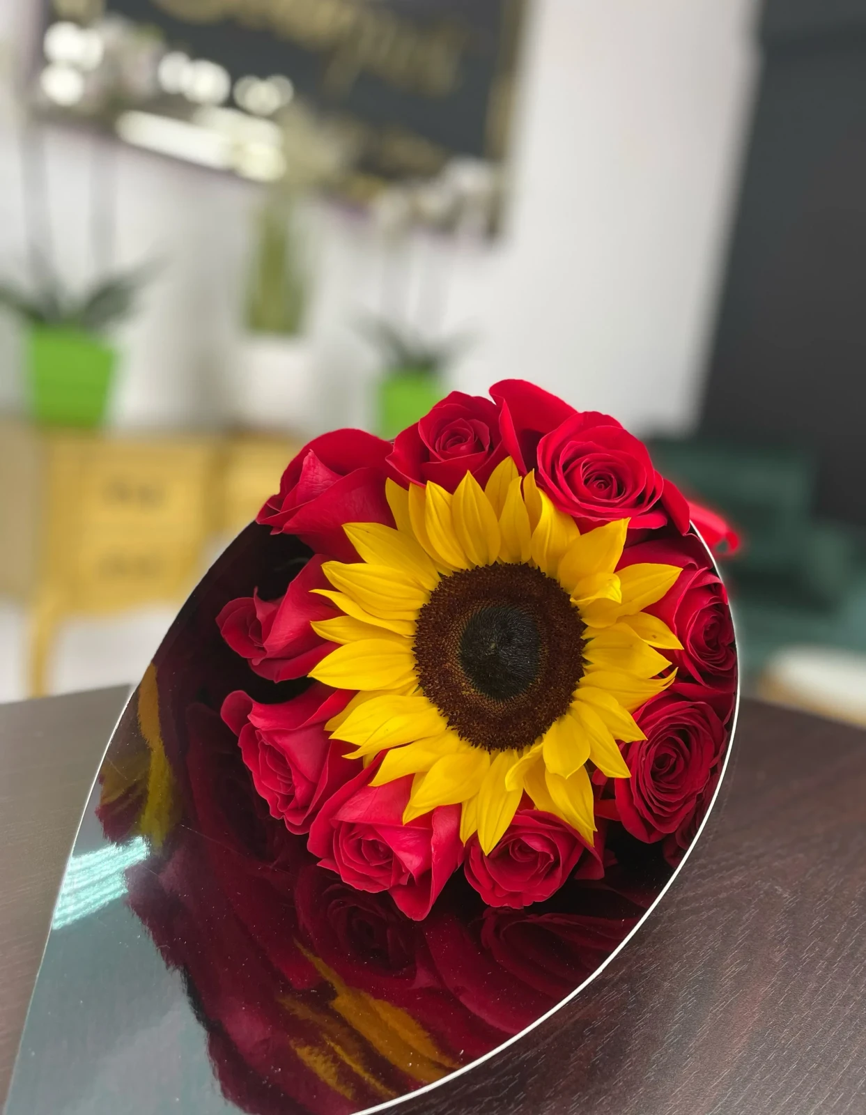 Cono de rosas y un girasol 