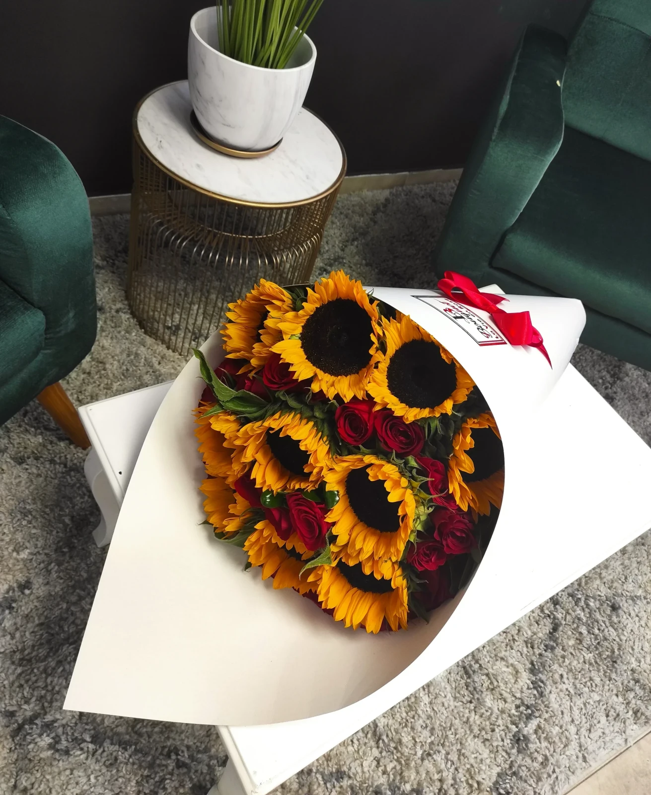 Cono grande de girasoles y rosas