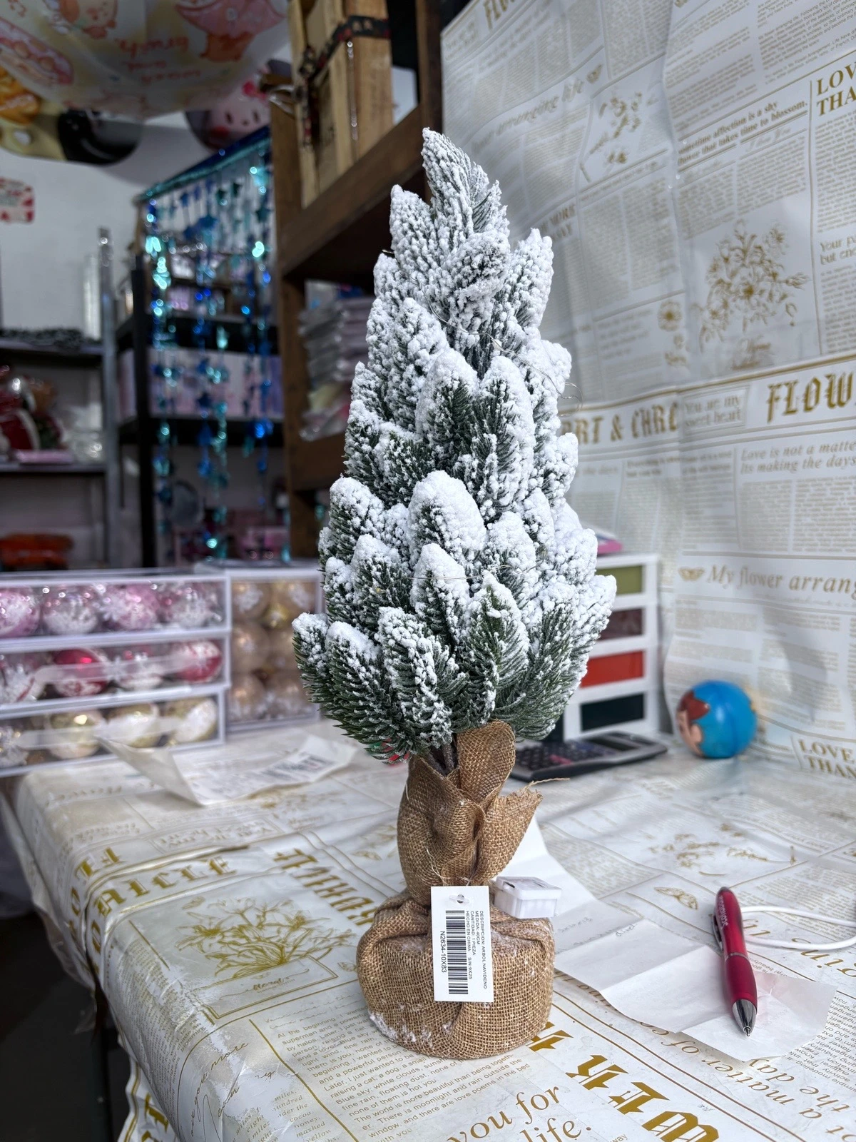 Arbol decorativo con simulacion de nieve y luz led  3